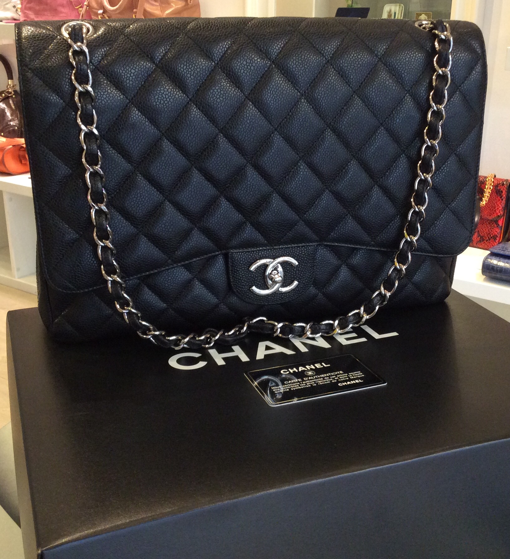 Сумка шанель карман улыбка. Шанель 2.55. Chanel 2.55 Maxi. Сумка Шанель 2.55. Chanel Bag 2.55 Maxi Size.