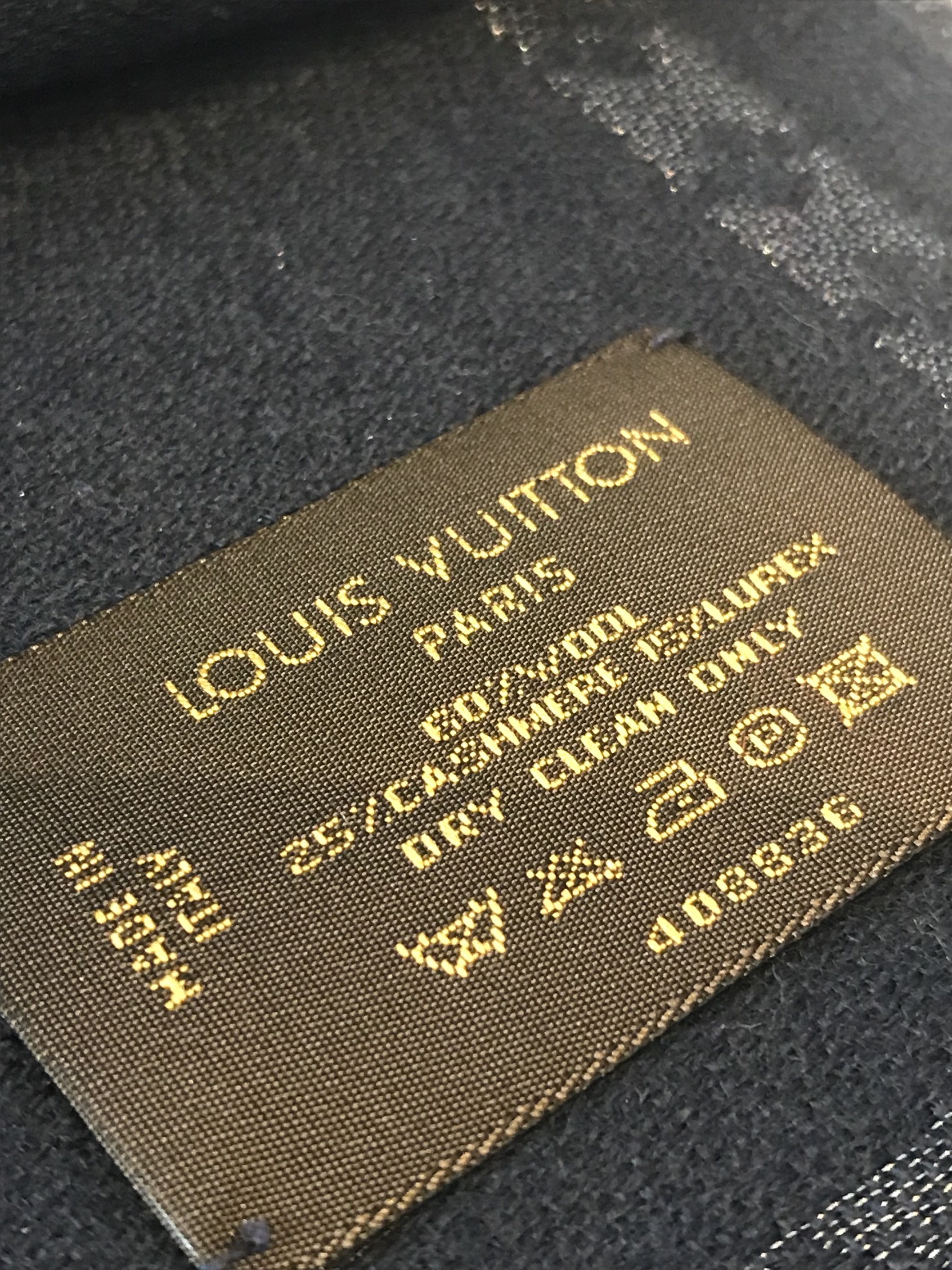Louis Vuitton ritira la sciarpa ispirata alla kefiah palestinese per le  accuse di appropriazione culturale - Open